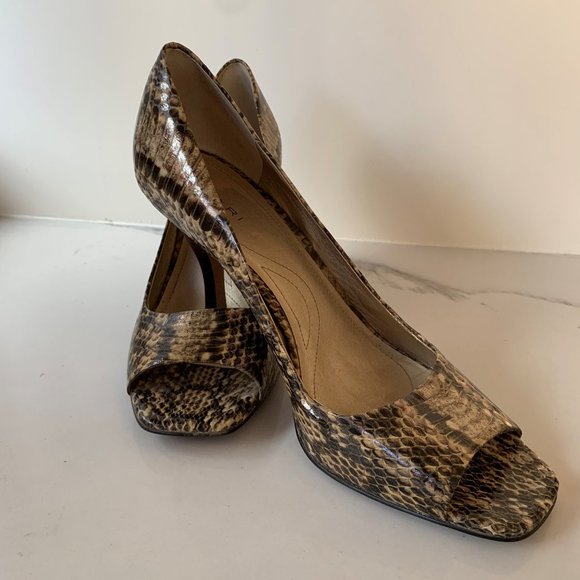 Tahari Riddle snake print heels - Picture 2 of 11